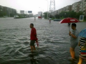 暴雨中过河的人们