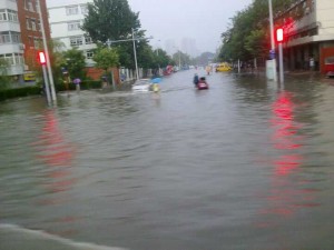 路口被暴雨淹